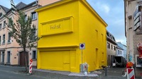 Thomas baumg%c3%a4rtel  haus der freiheit  2022  spraylack und fassadenfarbe auf haus hauptstr